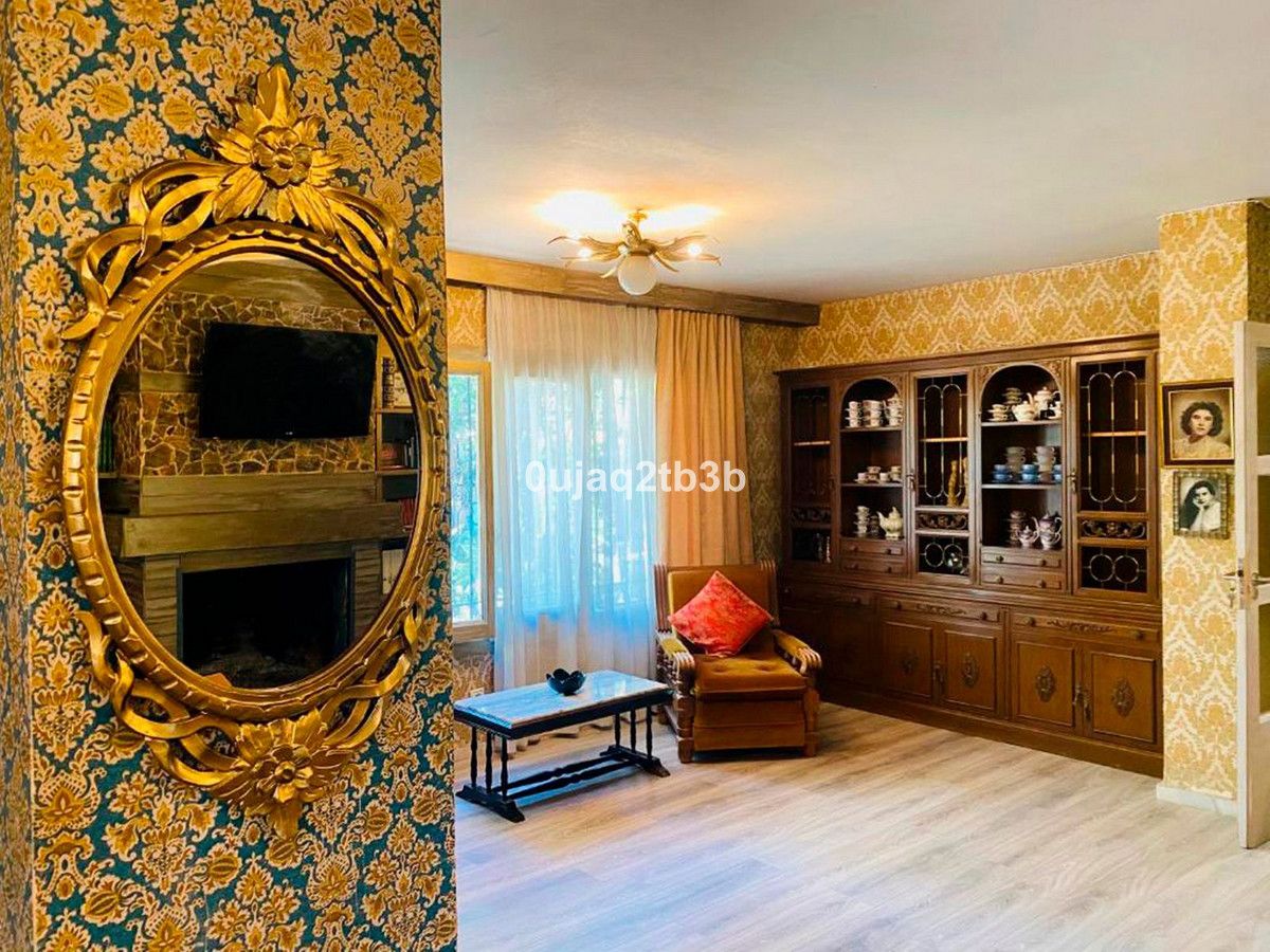 Sala d'estar de Casa o xalet en venda en Marbella amb Aire condicionat, Jardí privat i Terrassa