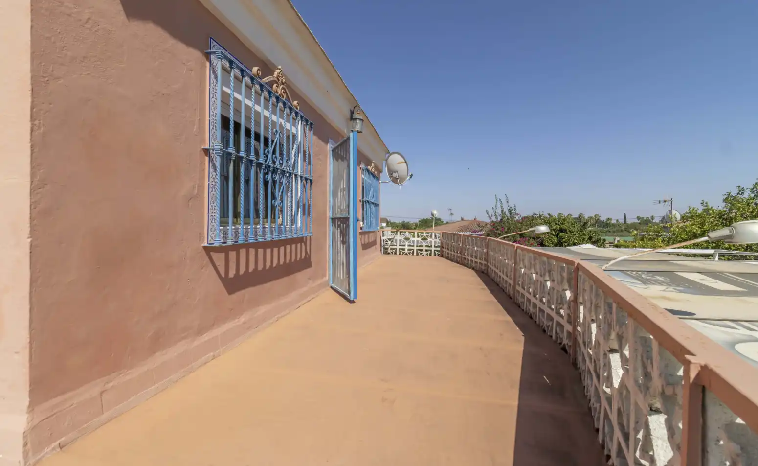 Außenansicht von Haus oder Chalet zum Verkauf in Espartinas mit Klimaanlage, Terrasse und Schwimmbad