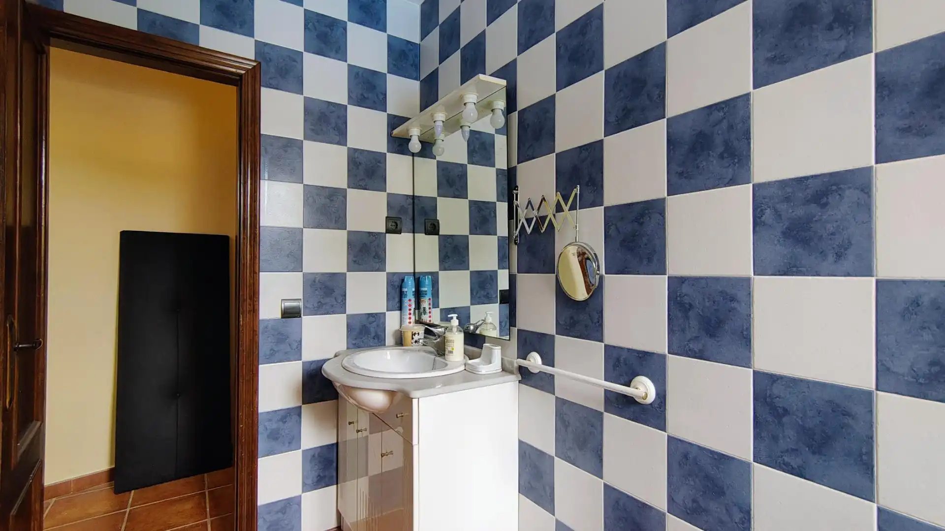 Baño de Apartamento de alquiler en Marbella con Aire acondicionado, Jardín privado y Terraza