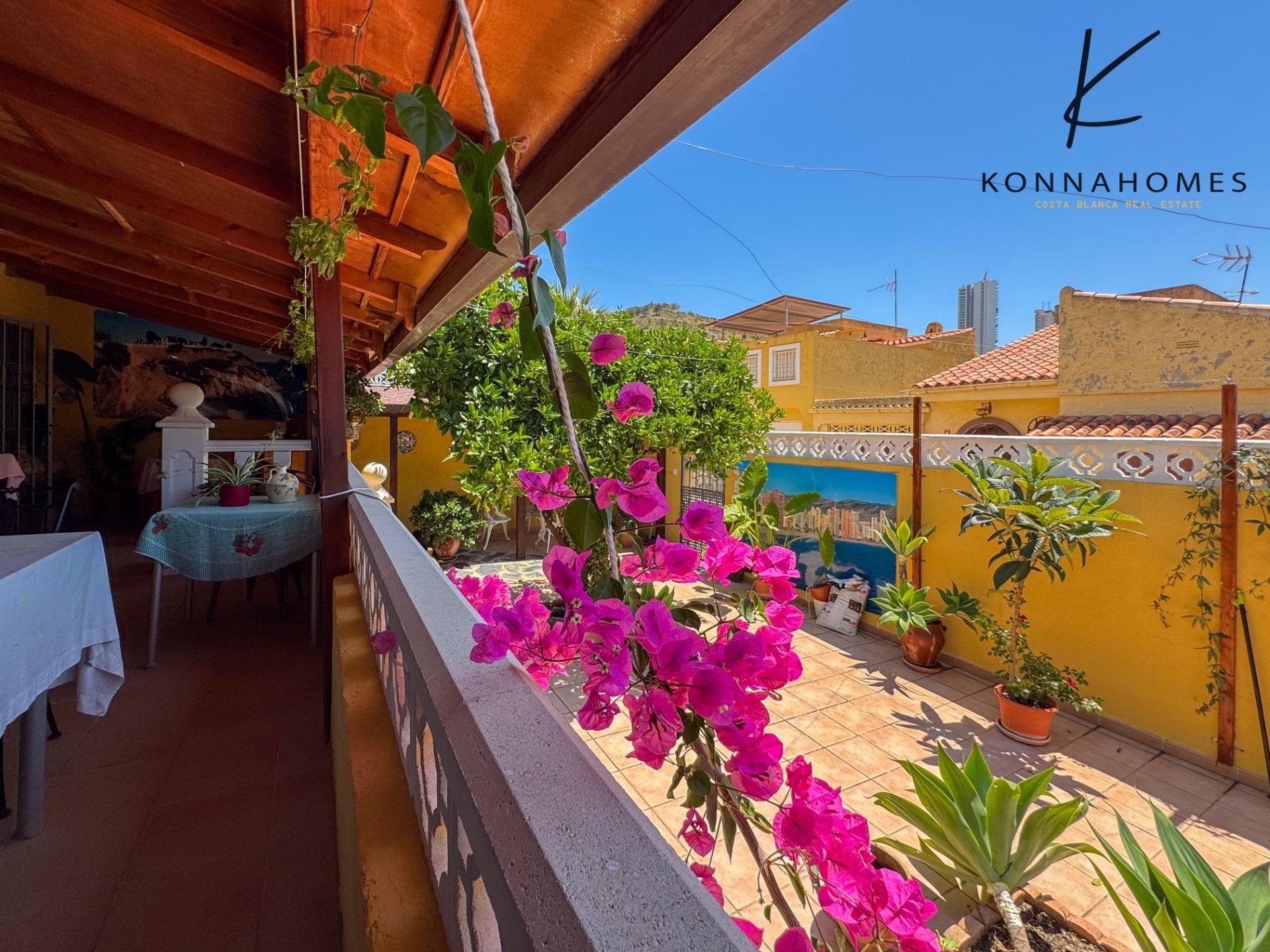 Vista exterior de Casa adosada en venda en Benidorm amb Aire condicionat, Calefacció i Jardí privat