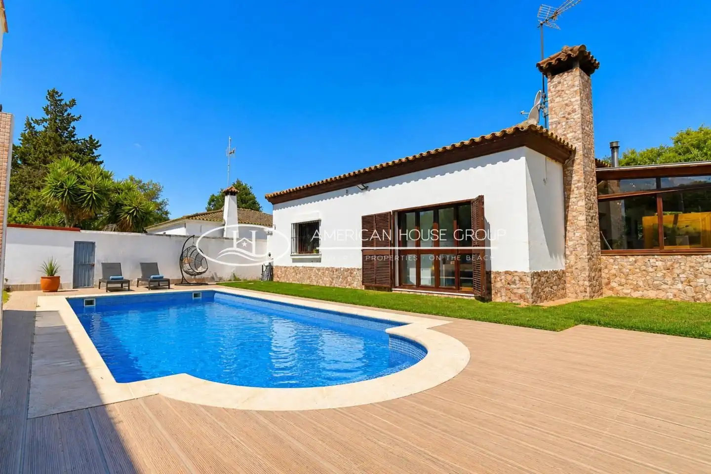 Vista exterior de Casa o xalet en venda en Chiclana de la Frontera amb Jardí privat, Traster i Piscina