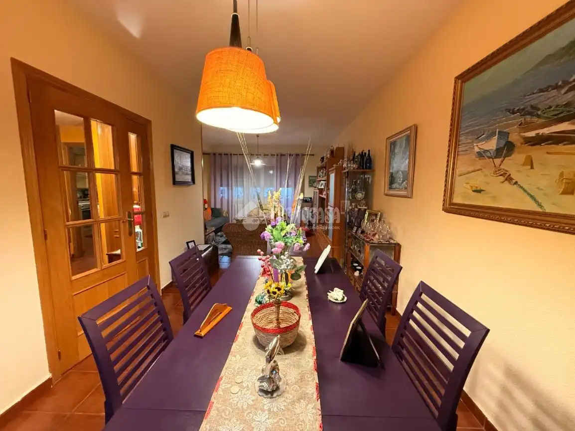 Esszimmer von Einfamilien-Reihenhaus zum Verkauf in Torrejón del Rey mit Klimaanlage, Heizung und Privatgarten