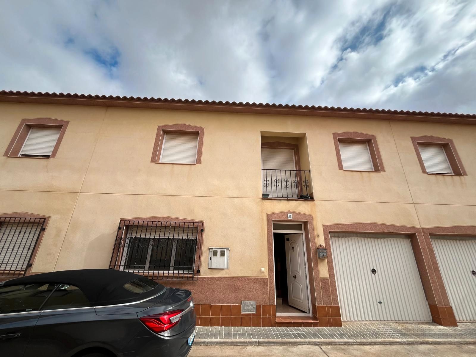Vista exterior de Casa adosada en venda en Argamasilla de Alba amb Alarma