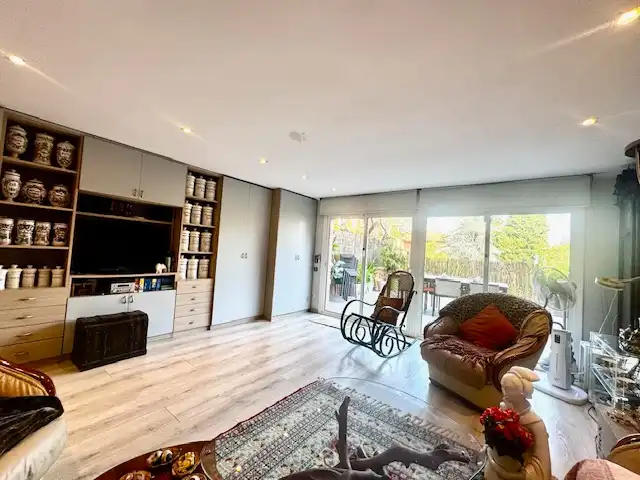 Sala de estar de Casa adosada en venta en Sant Cugat del Vallès con Aire acondicionado, Calefacción y Parquet
