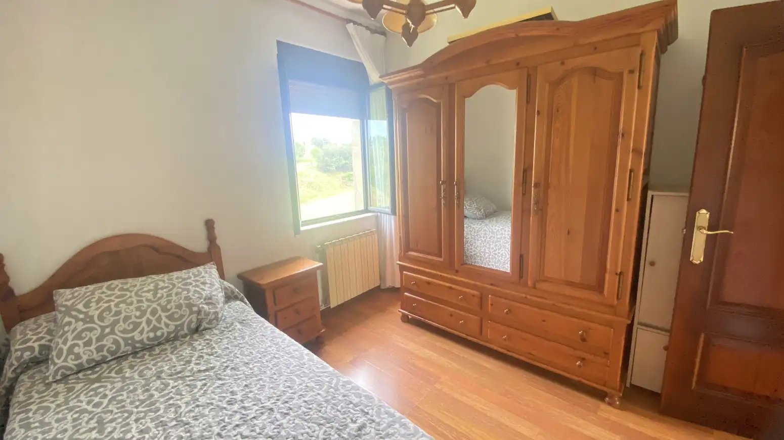 Schlafzimmer von Haus oder Chalet zum Verkauf in Polanco mit Heizung, Privatgarten und Parkett