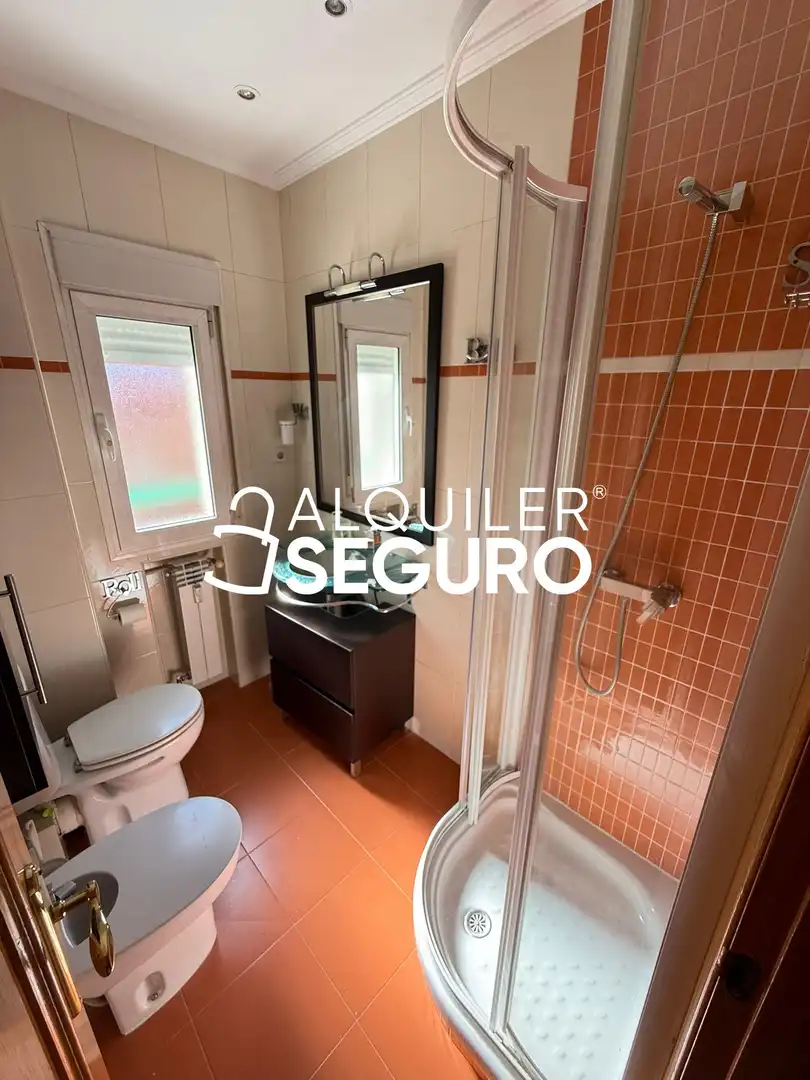Bathroom of Flat for rent in Madrid  with Air Conditioner and Heating