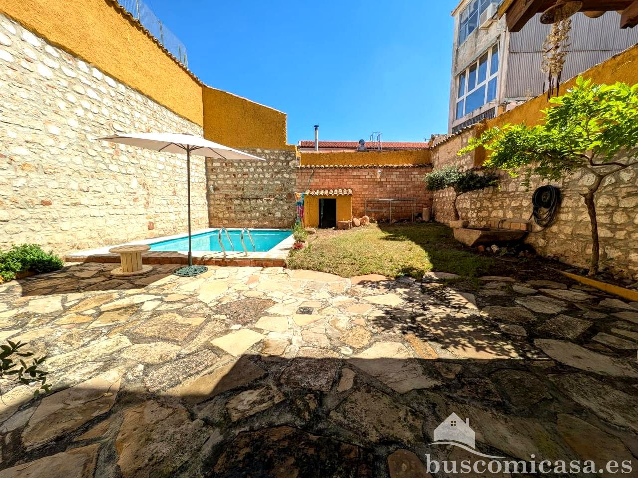 Vista exterior de Casa o xalet en venda en Linares amb Aire condicionat, Calefacció i Jardí privat