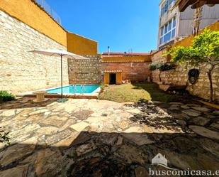 Vista exterior de Casa o xalet en venda en Linares amb Aire condicionat, Calefacció i Jardí privat