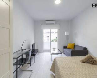 Bedroom of Study to share in  Madrid Capital  with Air Conditioner and Terrace