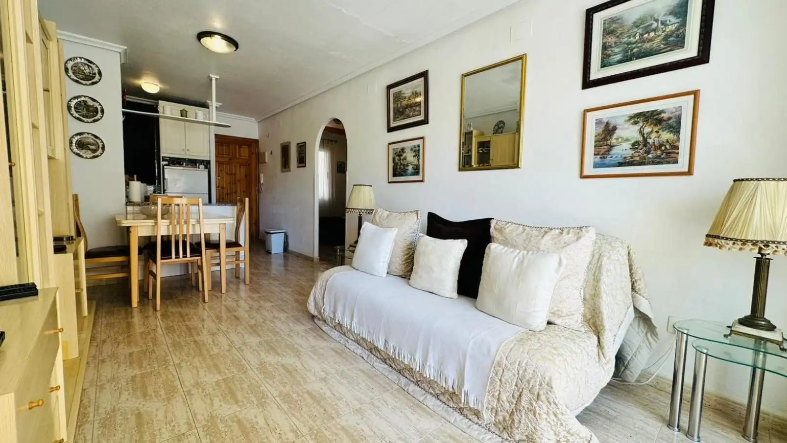 Sala d'estar de Apartament en venda en Torrevieja amb Moblat i Piscina comunitària