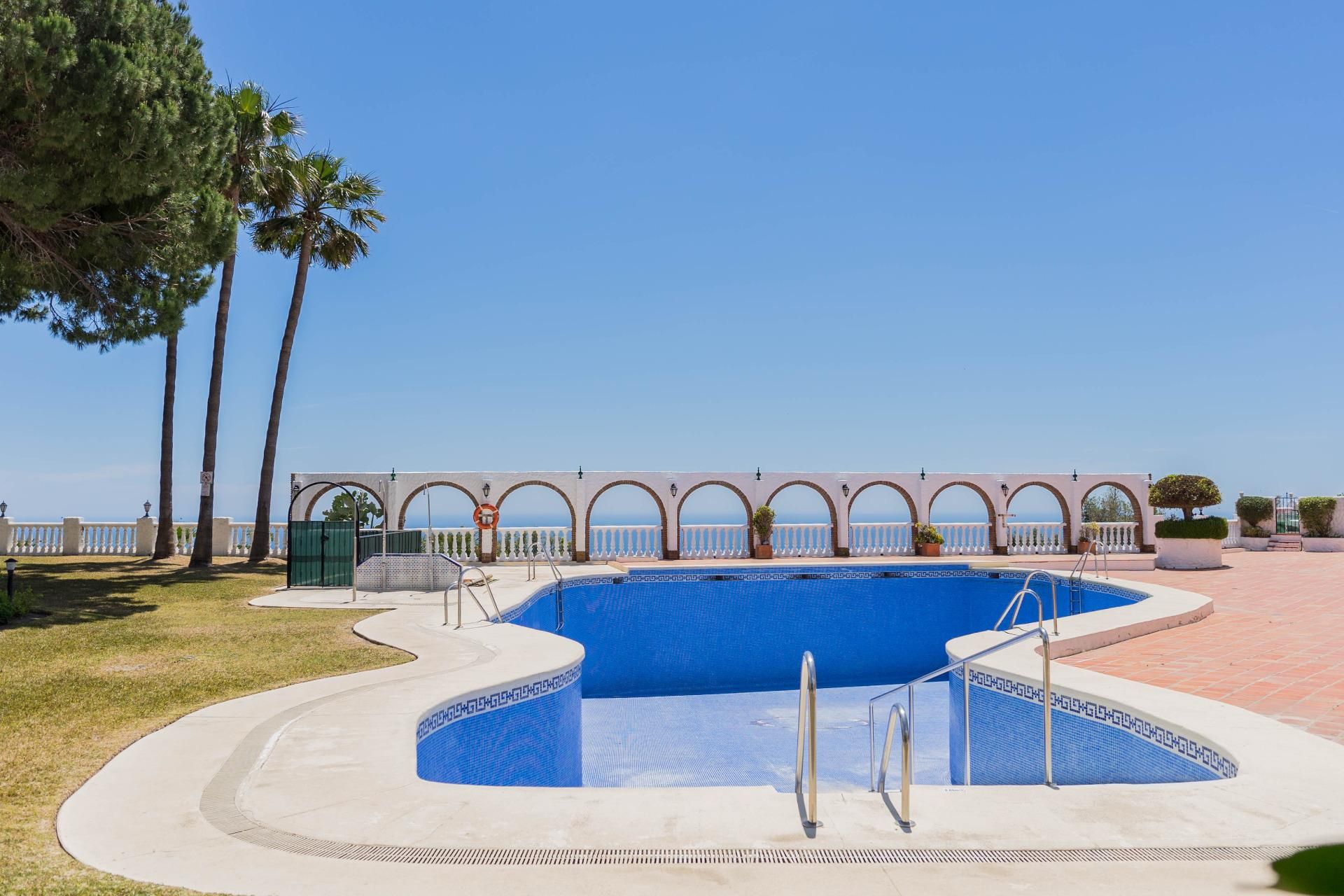 Piscina de Casa adosada en venda en Benalmádena amb Jardí privat, Terrassa i Piscina comunitària