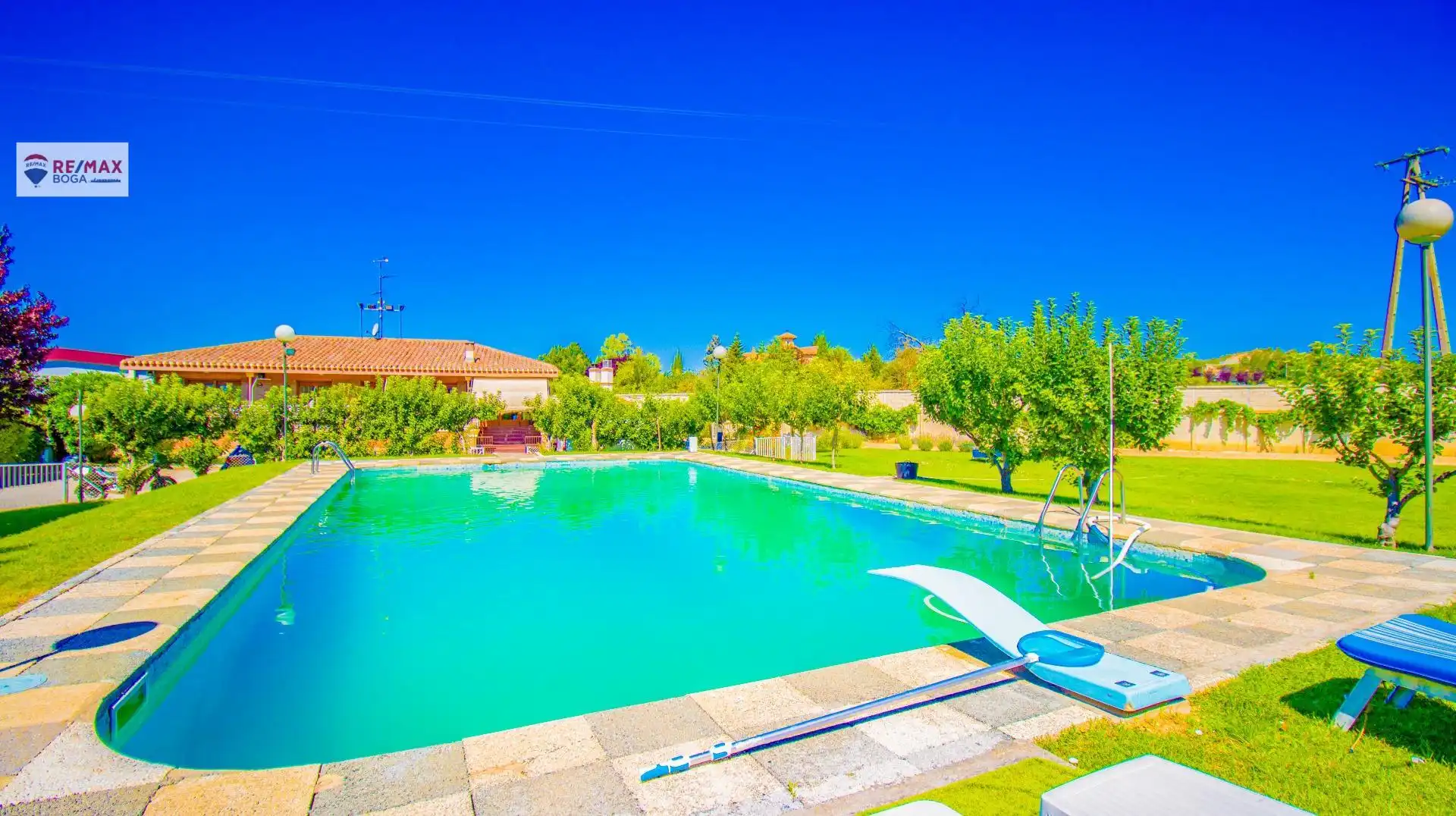 Piscina de Casa o xalet en venda en Oyón-Oion amb Aire condicionat, Jardí privat i Parquet