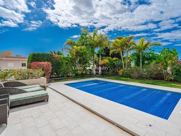 Casa amb piscina en venda a El Almendro 15