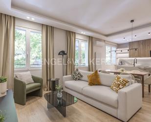 Sala d'estar de Apartament de lloguer en  Madrid Capital amb Calefacció i Moblat
