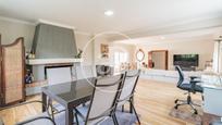 Sala d'estar de Casa o xalet en venda en Boadilla del Monte amb Calefacció, Jardí privat i Traster