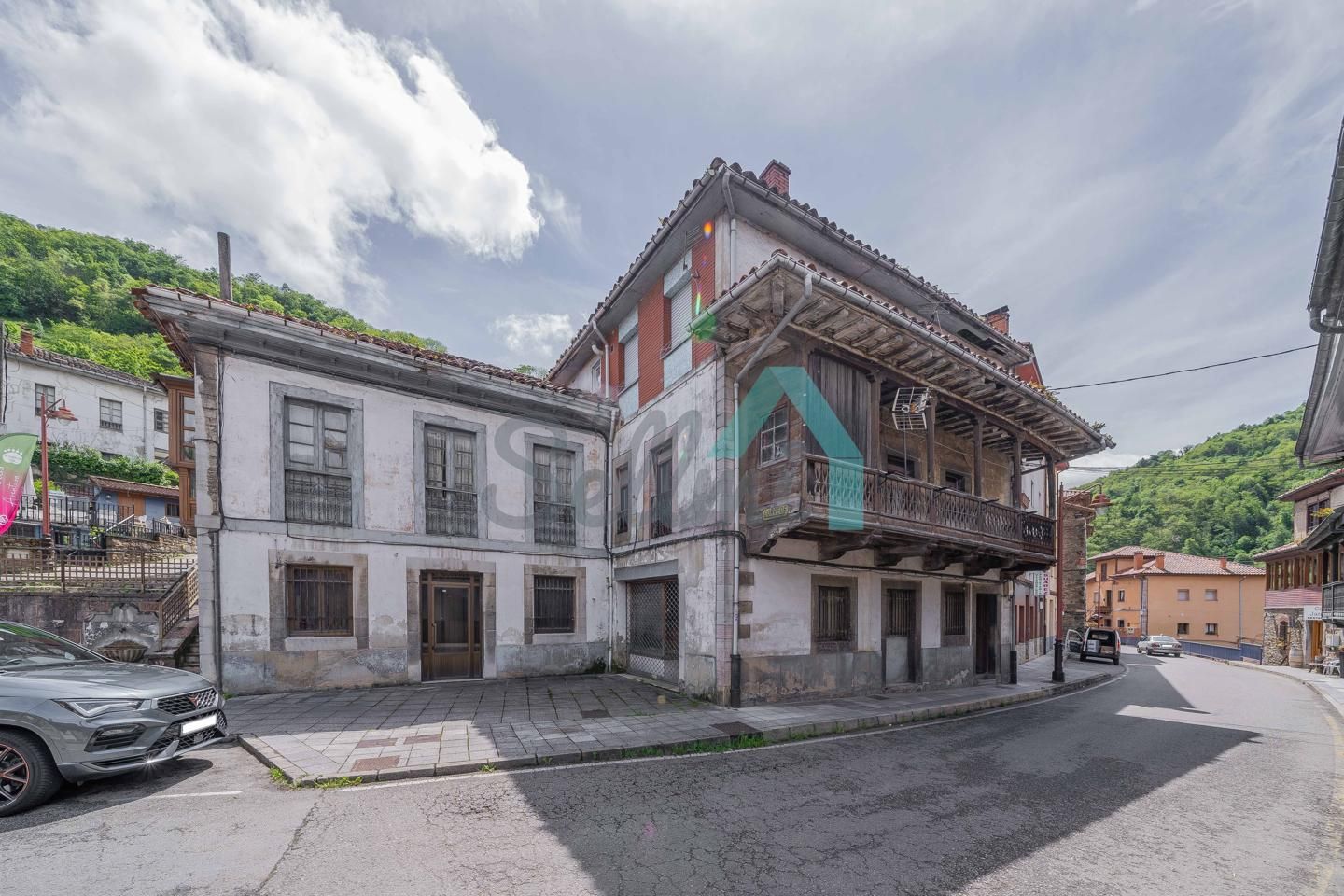 Vista exterior de Casa adosada en venda en Quirós amb Terrassa, Traster i Balcó