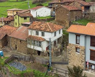 Vista exterior de Casa adosada en venda en Quirós amb Jardí privat, Terrassa i Traster