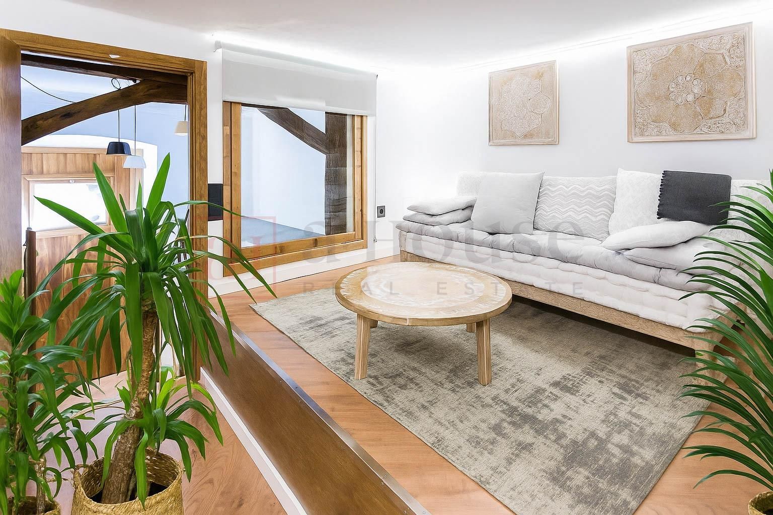 Sala d'estar de Dúplex en venda en  Madrid Capital amb Aire condicionat, Calefacció i Parquet
