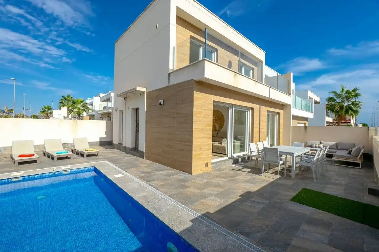 Chalet con piscina en venta en Pilar de la Horadada ciudad