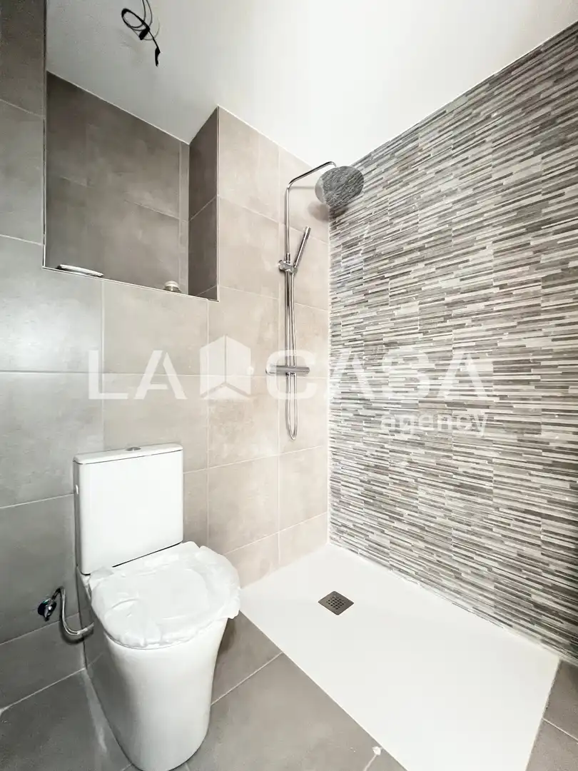 Badezimmer von Maisonette zum Verkauf in Badalona mit Klimaanlage