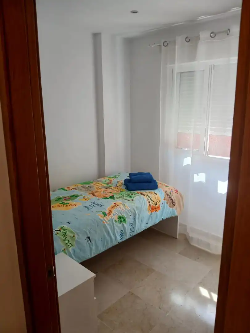 Dormitori de Casa adosada de lloguer en La Línea de la Concepción amb Terrassa, Moblat i TV