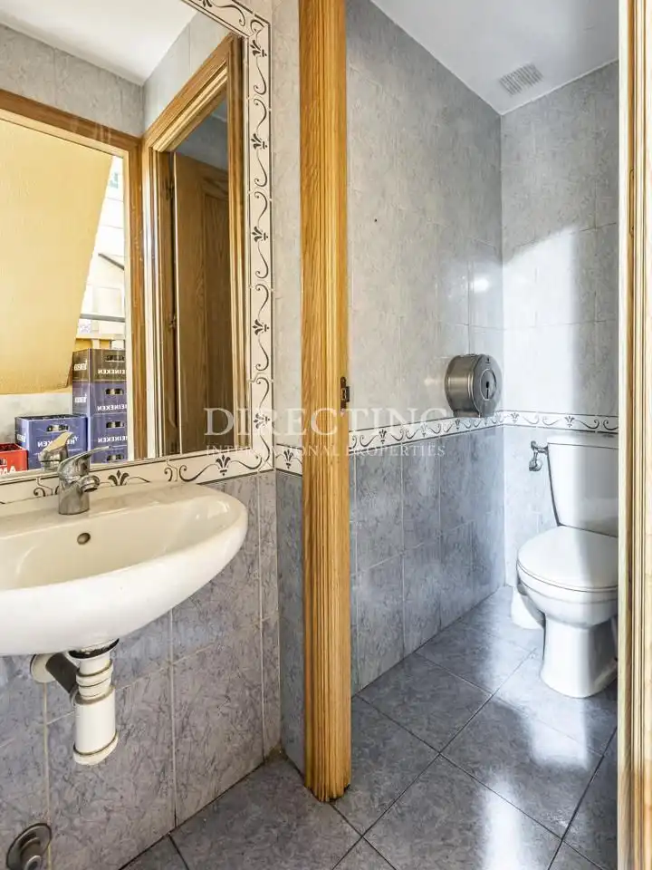 Badezimmer von Geschaftsraum zum Verkauf in Madrid mit Klimaanlage