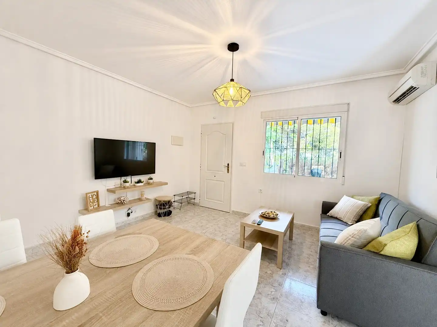 Sala de estar de Casa o chalet de alquiler en Torrevieja con Aire acondicionado, Terraza y Piscina