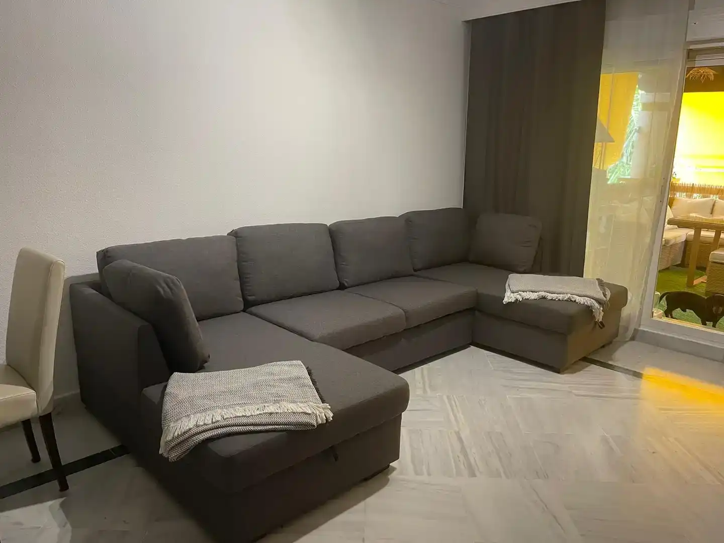 Wohnzimmer von Wohnungen zur Miete in Marbella mit Klimaanlage, Schwimmbad und Balkon