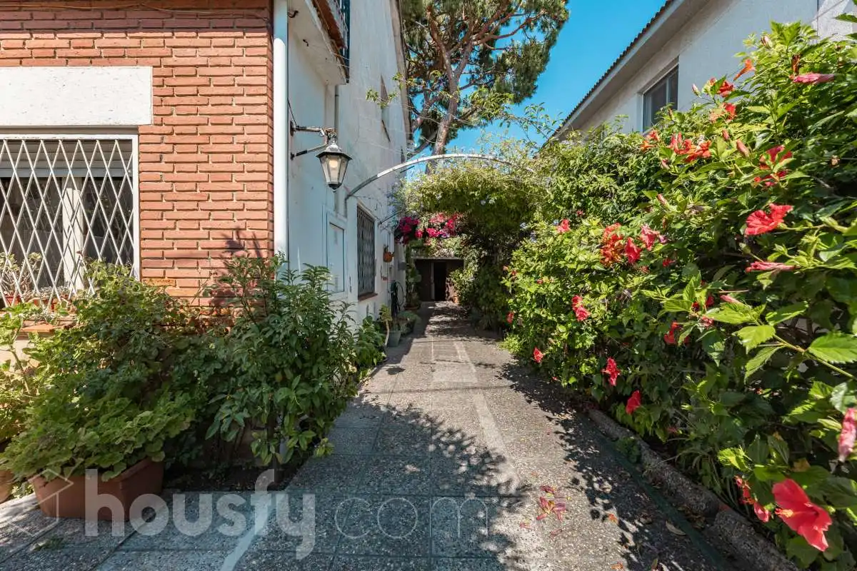 Vista exterior de Casa o xalet en venda en Castelldefels amb Jardí privat, Terrassa i Traster