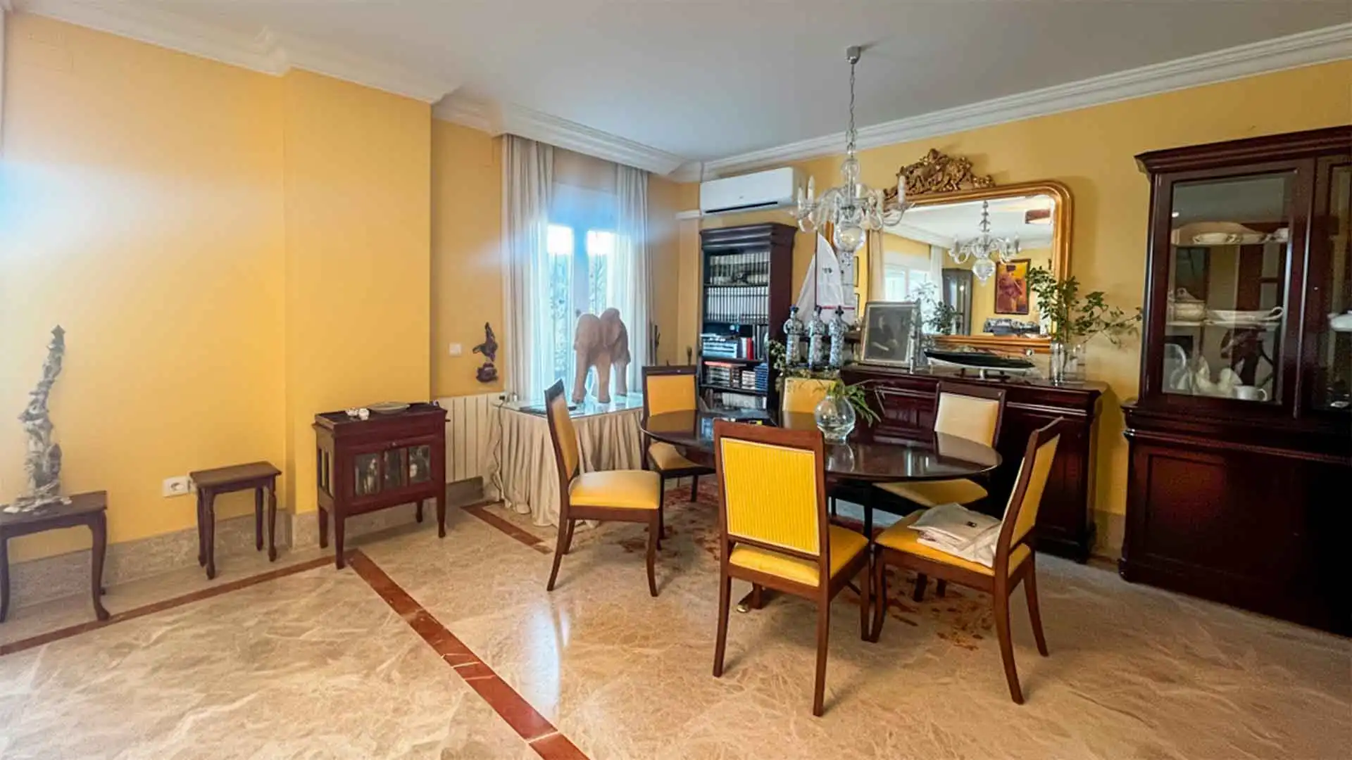 Menjador de Casa adosada en venda en Marbella amb Aire condicionat, Jardí privat i Terrassa