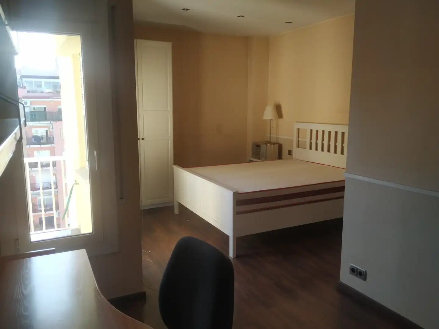 Schlafzimmer von Dachboden zur Miete in Barcelona mit Heizung, Ofen und Balkon
