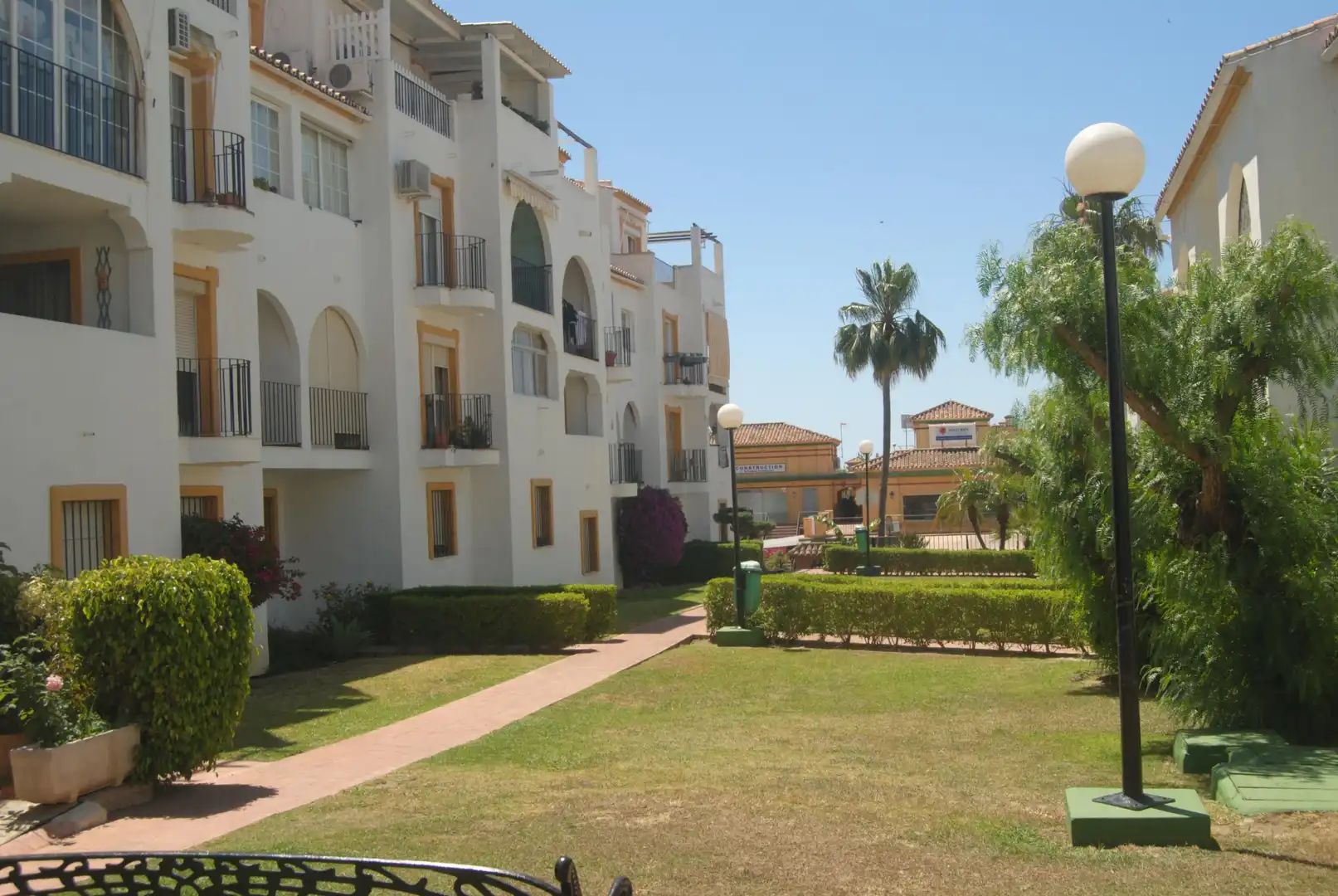 Vista exterior de Ático en venta en Estepona con Jardín privado y Piscina comunitaria