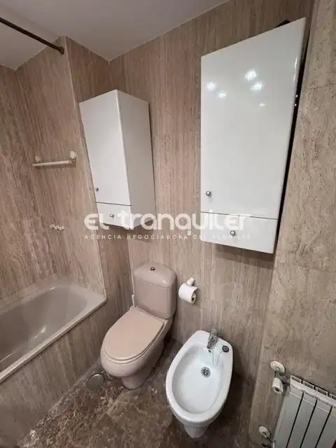 Bathroom of Flat for rent in Madrid  with Air Conditioner, Parquet flooring and Swimming Pool