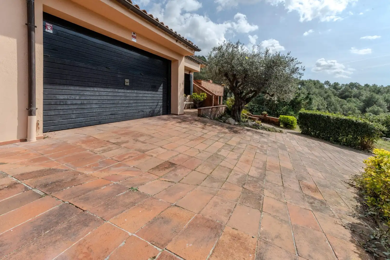 Vista exterior de Casa o xalet en venda en Castellar del Vallès amb Calefacció, Jardí privat i Terrassa