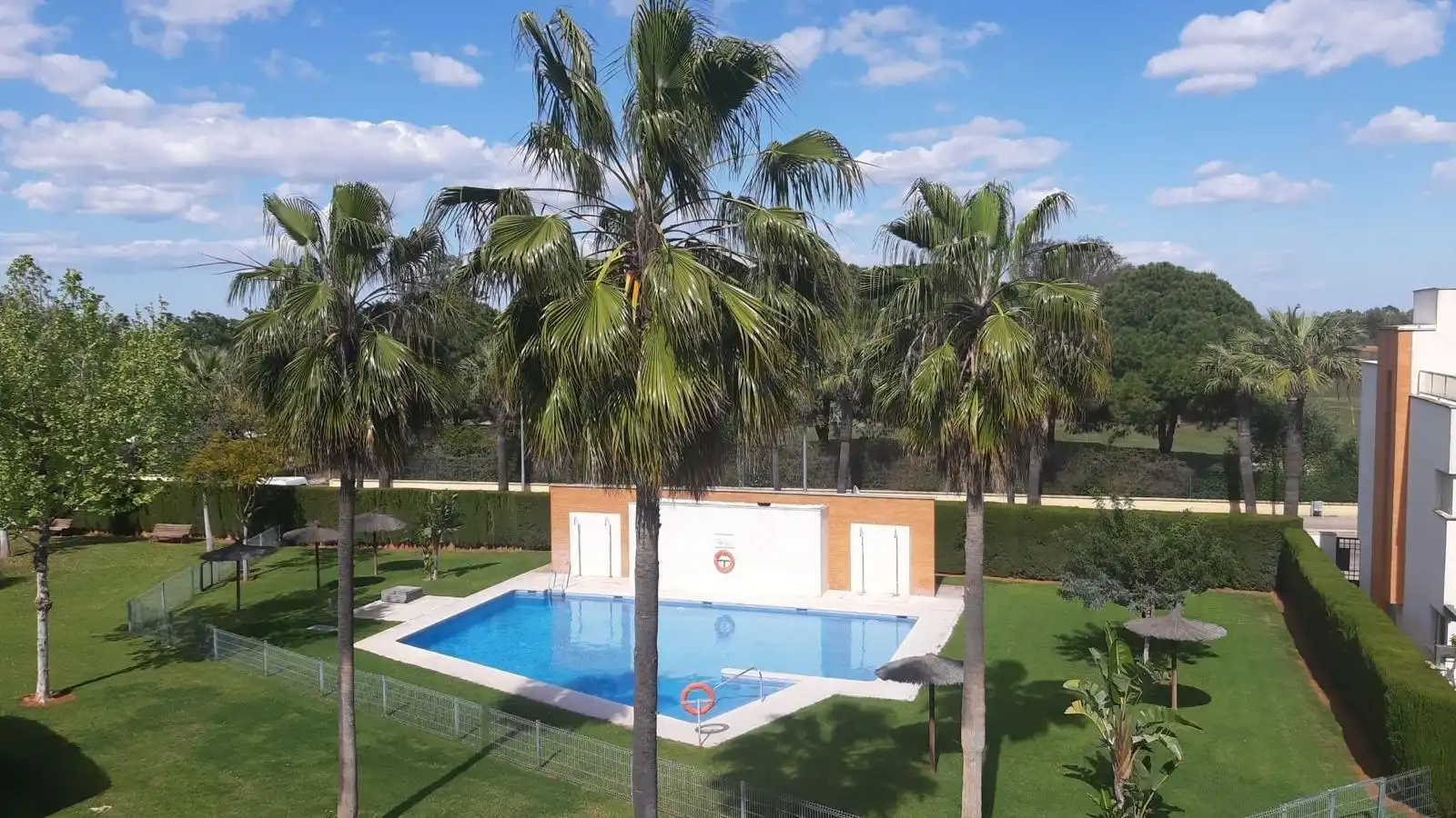 Piscina de Casa adosada de alquiler en Alcalá de Guadaira con Aire acondicionado, Calefacción y Jardín privado