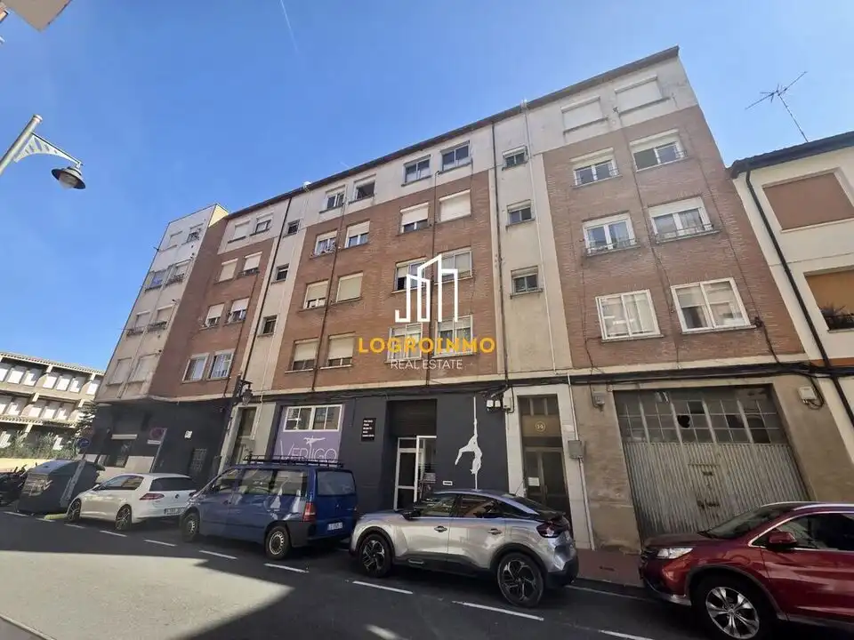 Vista exterior de Piso en venta en  Logroño con Calefacción
