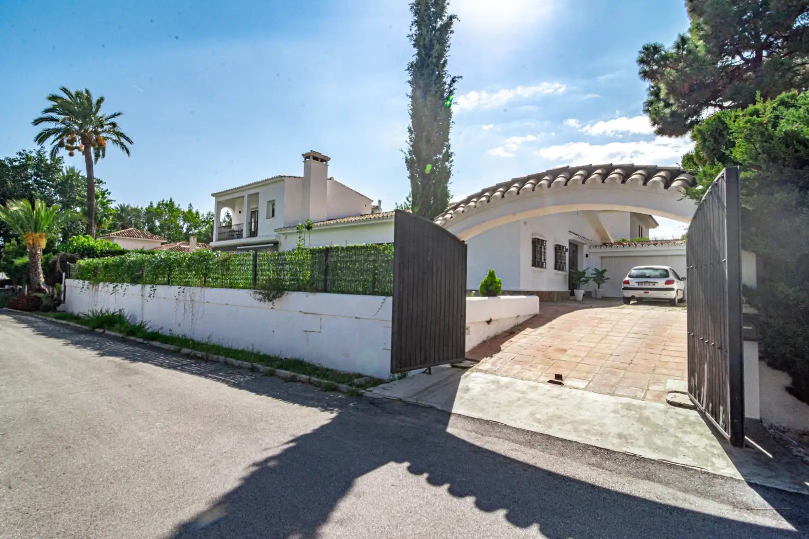 Vista exterior de Casa o xalet de lloguer en Marbella amb Aire condicionat, Jardí privat i Parquet