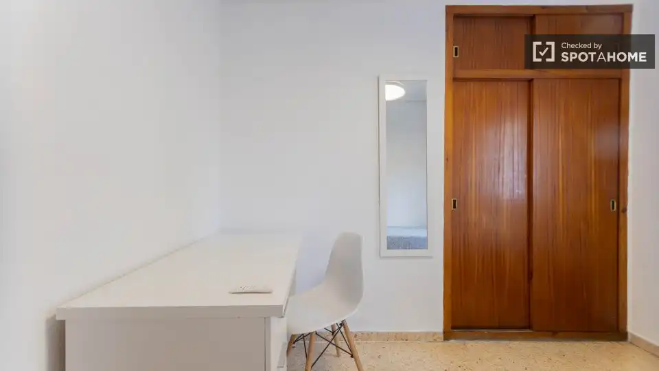 Habitación de Piso de alquiler en Valencia con Aire acondicionado, Calefacción y Amueblado