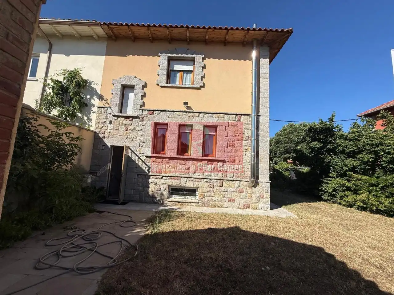 Vista exterior de Casa o xalet en venda en León Capital  amb Calefacció, Jardí privat i Traster