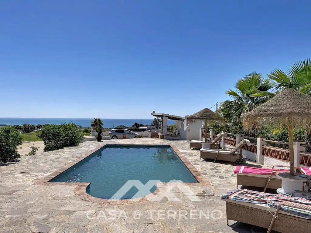 Vista exterior de Casa o xalet en venda en Vélez-Málaga amb Aire condicionat, Jardí privat i Terrassa