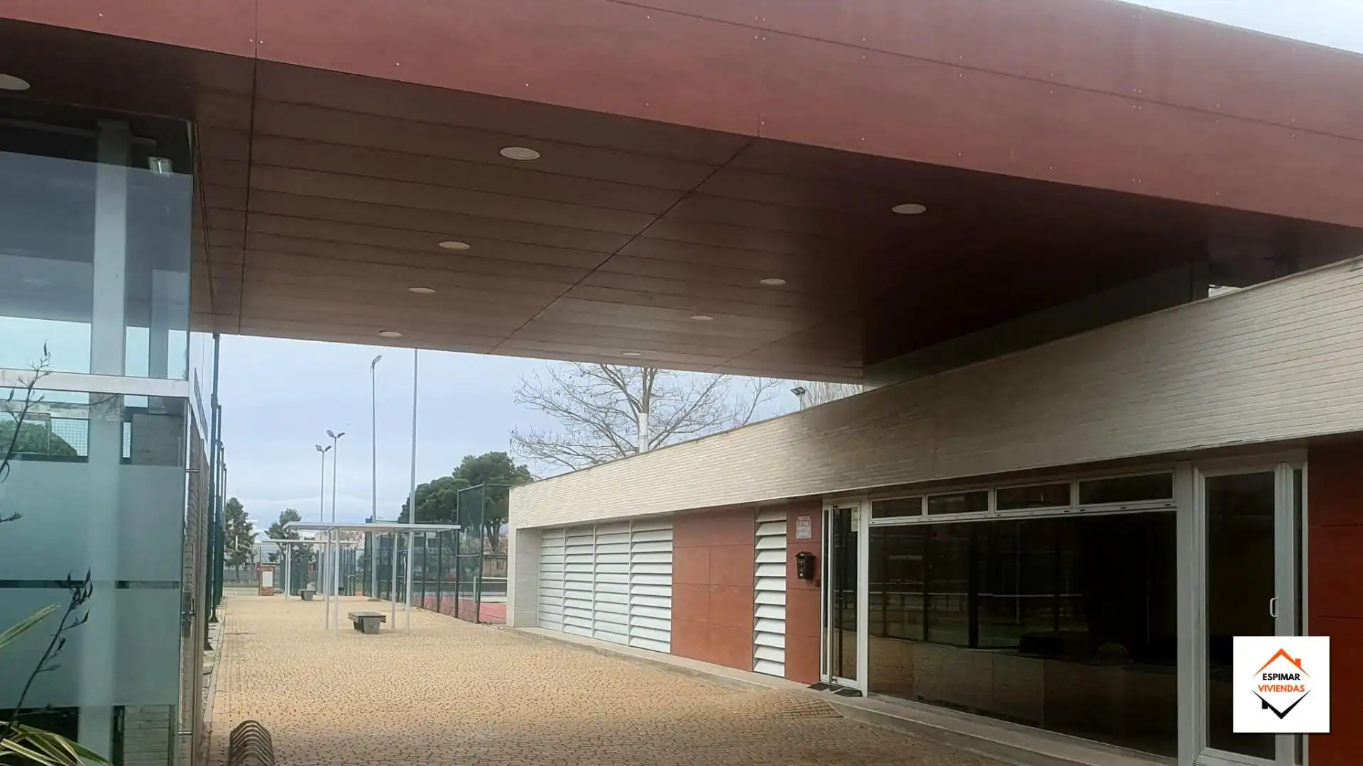 Außenansicht von Einfamilien-Reihenhaus zum Verkauf in Villanueva de Gállego mit Heizung, Privatgarten und Terrasse