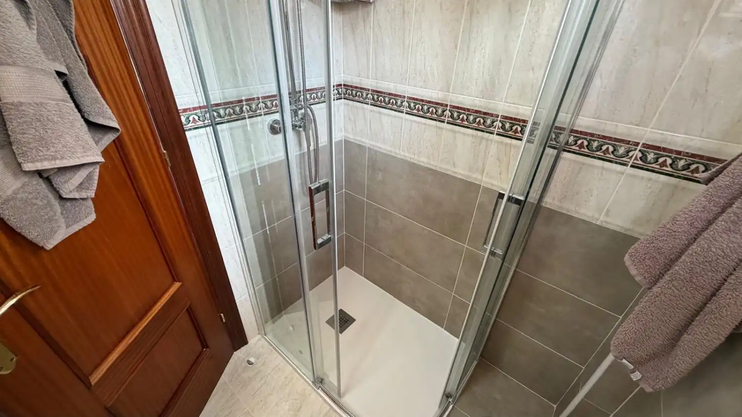 Badezimmer von Einfamilien-Reihenhaus zum Verkauf in Argoños  mit Heizung und Terrasse
