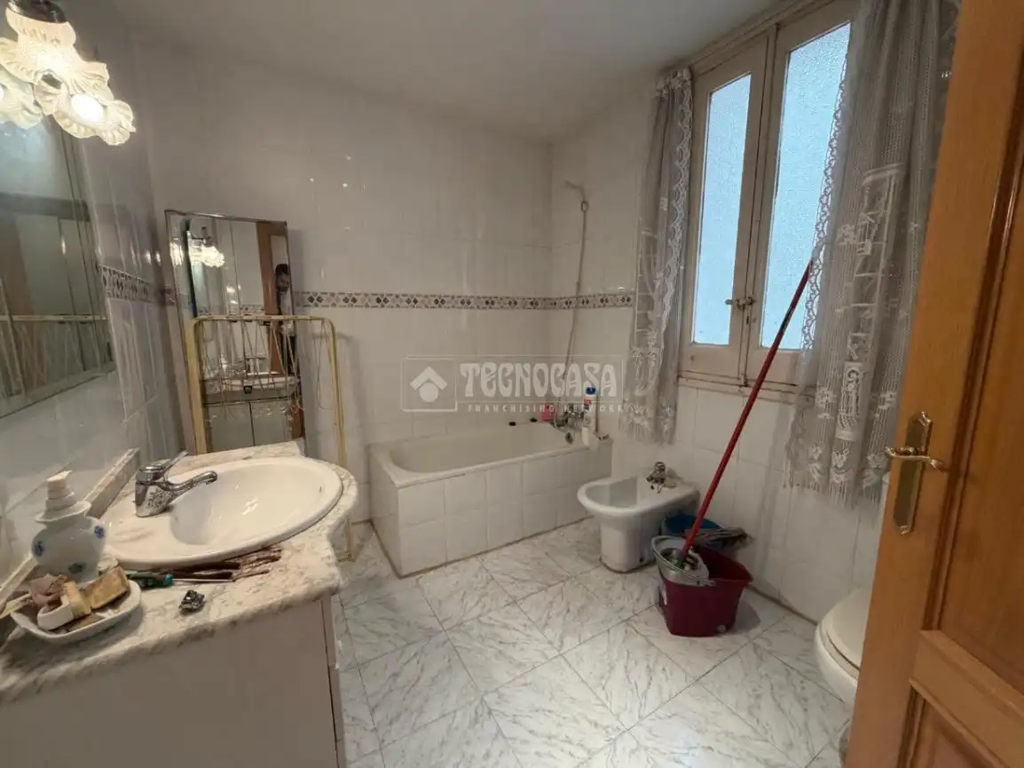 Bathroom of Flat for sale in Zaragoza  with Heating