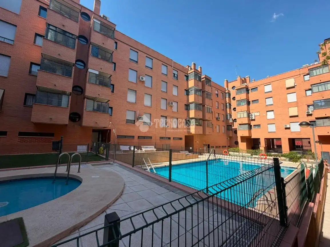Vista exterior de Pis en venda en Madrid amb Calefacció i Piscina comunitària