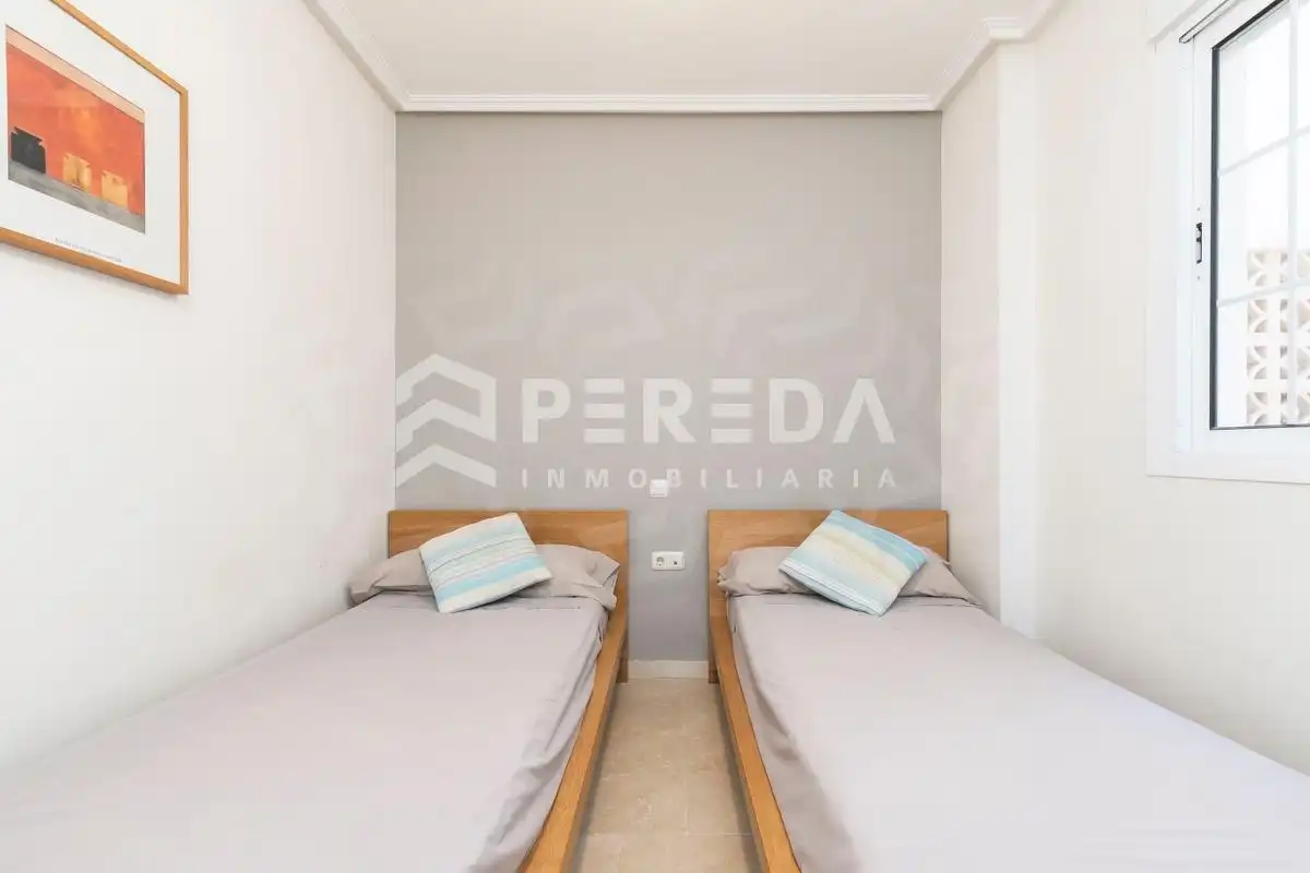 Schlafzimmer von Erdgeschoss zum Verkauf in Roquetas de Mar mit Klimaanlage, Privatgarten und Schwimmbad