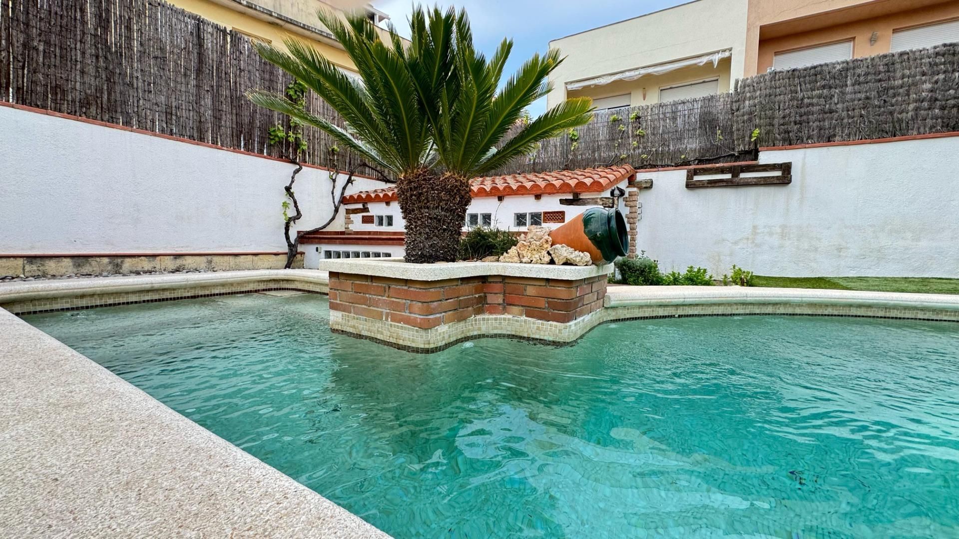 Piscina de Casa adosada en venda en Castellví de la Marca amb Aire condicionat, Calefacció i Jardí privat