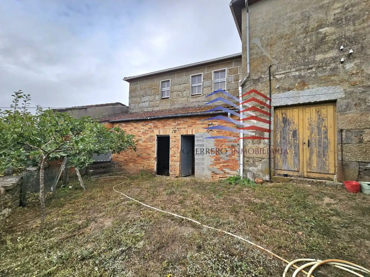 Vista exterior de Casa o xalet en venda en Celanova amb Jardí privat i Terrassa