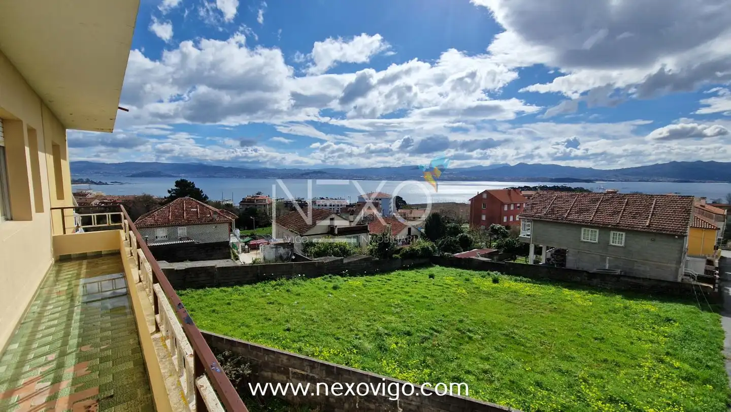 Casa o xalet en venda en Cangas  amb Calefacció, Jardí privat i Parquet
