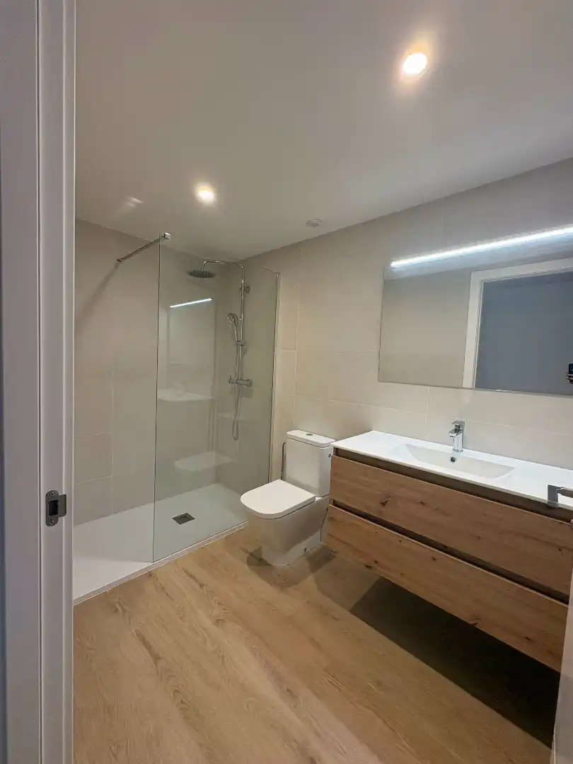 Badezimmer von Wohnung zur Miete in Vic mit Klimaanlage, Heizung und Balkon