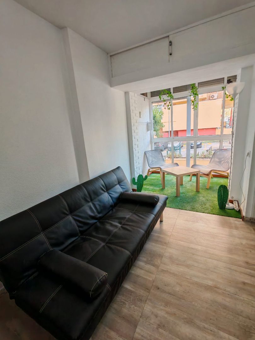 Sala d'estar de Estudi de lloguer en Benalmádena amb Aire condicionat, Moblat i Rentadora